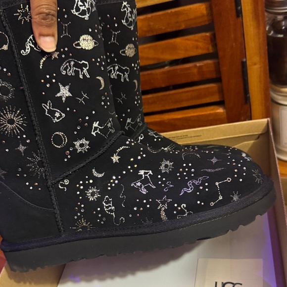 UGG Classic Zodiac Short Size 8 NWT - Picture 5 of 7